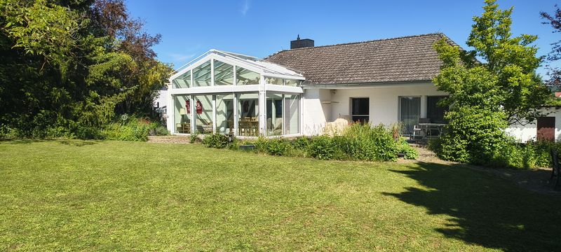 Großzügiger Bungalow mit Wintergarten in Feldrandlage und Einliegerwohnung